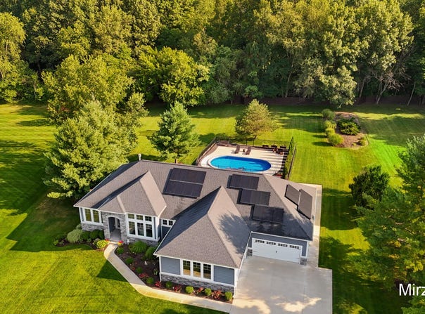 5220 Canyon River Drive NE, Ada, MI 49301