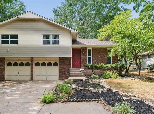 513 S Cardinal Drive, Olathe, KS 66062