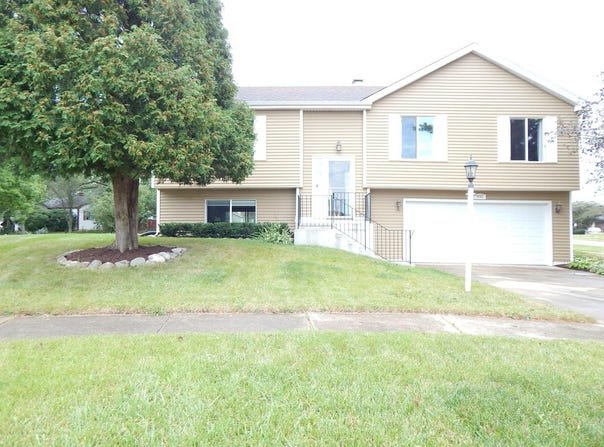 902 Garden Circle, Streamwood, IL 60107