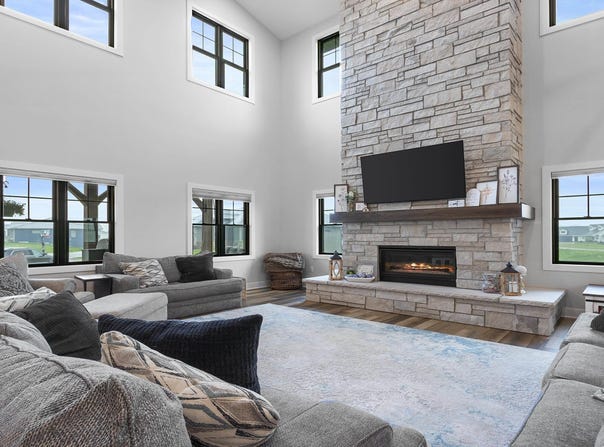 100 Coventry Ct, Clear Lake, IA 50428