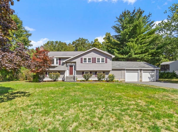 8 Roaen Dr, Chelmsford, MA 01863