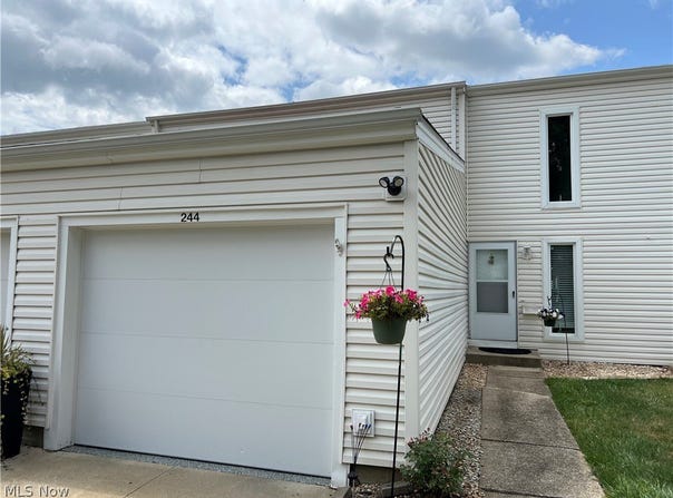 244 Deepwood Drive, Wadsworth, OH 44281