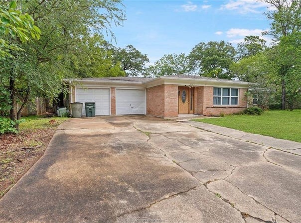 2109 Wayside Drive, Bryan, TX 77802
