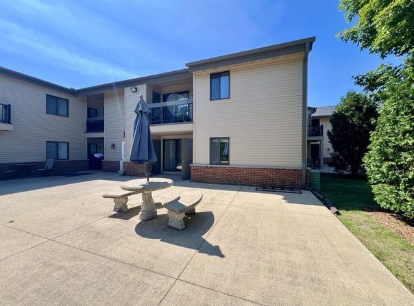 1061 Regent Rd, Oconomowoc, WI 53066