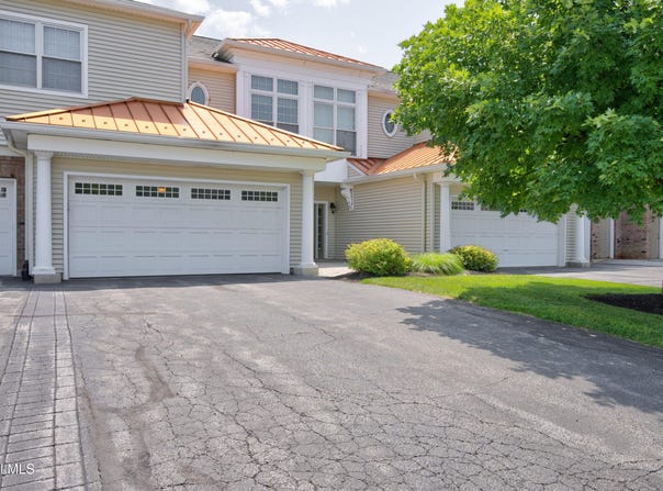802 Vly Pointe Drive, Niskayuna, NY 12309