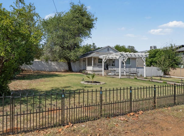 954 West Street, Redding, CA 96001