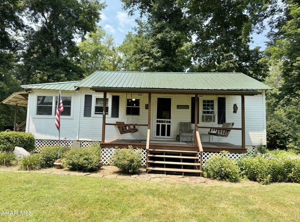 252 Roberts Way, New Paris, PA 15554