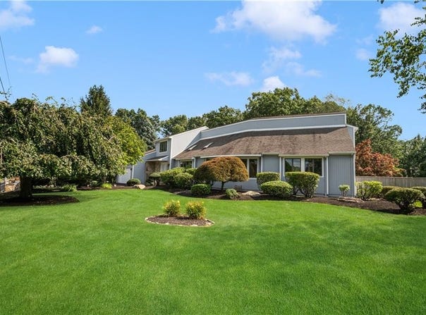 30 Dutchess Drive, Cranston, RI 02920