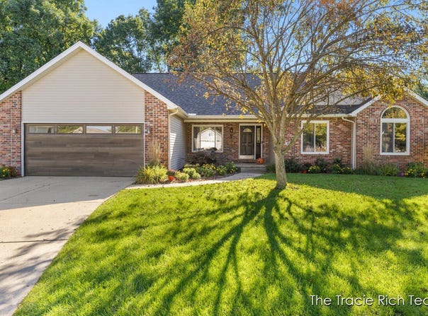 216 Glenview Court NE, Rockford, MI 49341