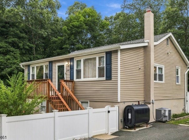 544 Brooklyn Mountain Rd, Hopatcong Boro, NJ 07843-1272