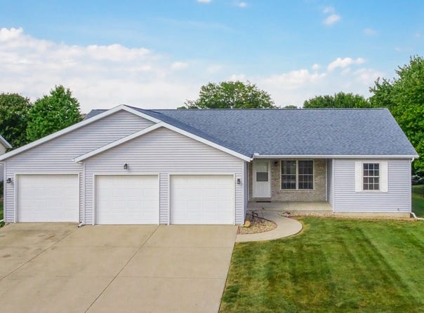 209 Pheasant Lane, Hudson, IL 61748