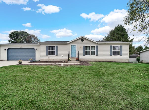 2041 N Coachlight Drive, La Porte, IN 46350