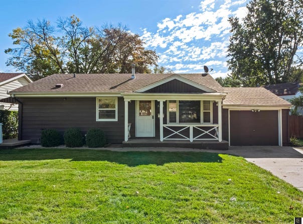 6715 Sunshine Drive, Omaha, NE 68107