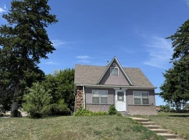 912 7th St., Springfield, SD 57062