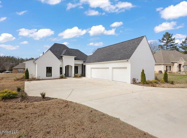 111 Grand Oak Boulevard, Clinton, MS 39056