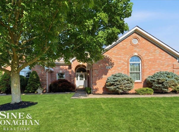 1001 S River Pointe Lane, Saint Clair, MI 48079
