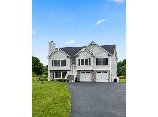 82 River Glen Road, Wallkill, NY 12589