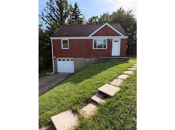 2542 Mohawk St, White Oak, PA 15131