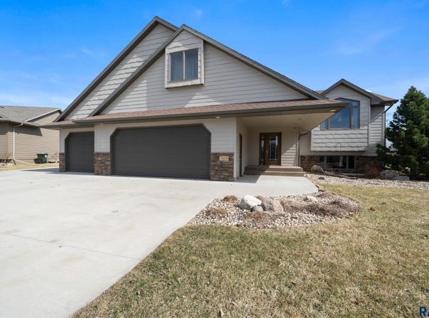 7624 S Courtyard Cir, Sioux Falls, SD 57108
