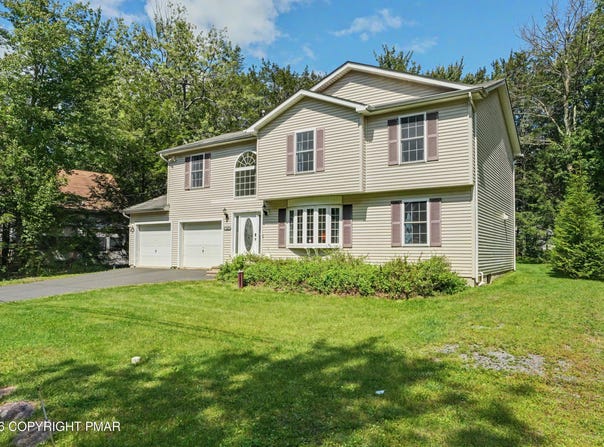 220 Nadine Boulevard, Pocono Summit, PA 18346