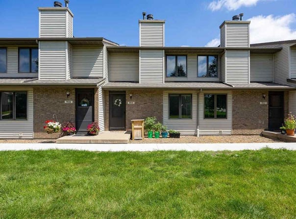 904 W Side Dr, IowaCity, IA 52246