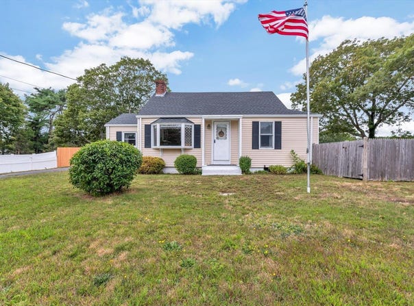 7 Queens Bay Lane, Buzzards Bay, MA 02532