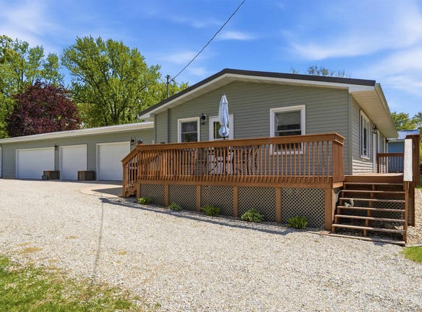 435 S 4TH STREET, Winthrop, IA 50682