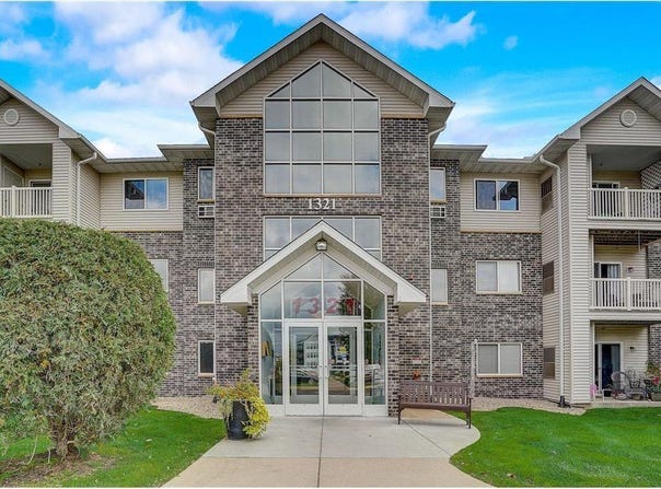 1321 Lake Drive W, Chanhassen, MN 55317