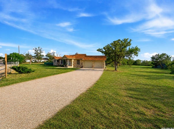 600 S STORTS ST, Poth, TX 78147