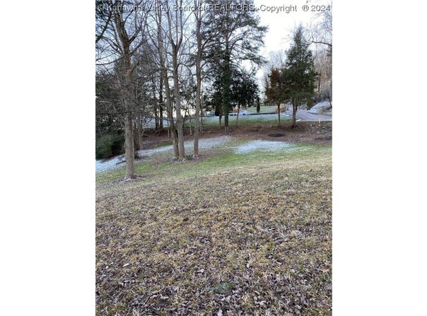 Hickory Drive, Charleston, WV 25320