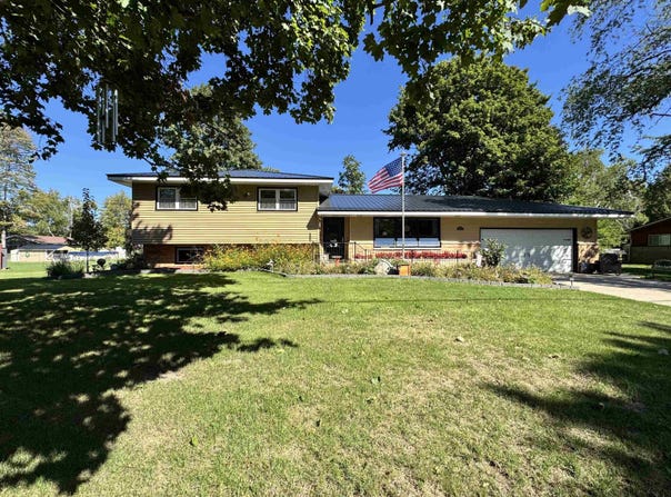 401 Orchard Avenue, Clare, MI 48617