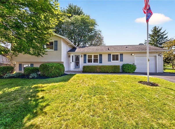 87 Tomahawk Trl, Rochester, NY 14467