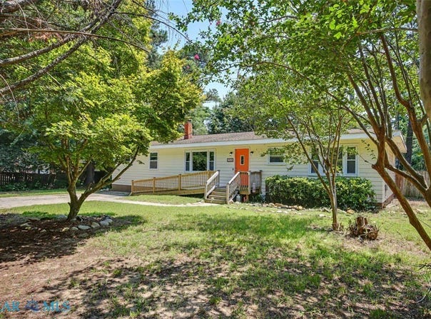 7042 E View Road, Hayes, VA 23072
