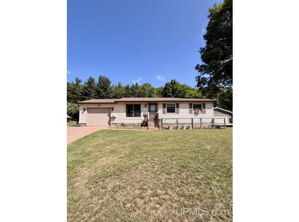636 County Road, Negaunee, MI 49866