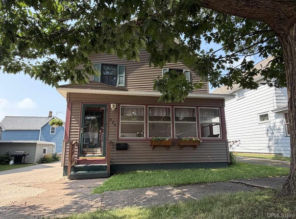 324 W Ridge Street, Ishpeming, MI 49849-1934