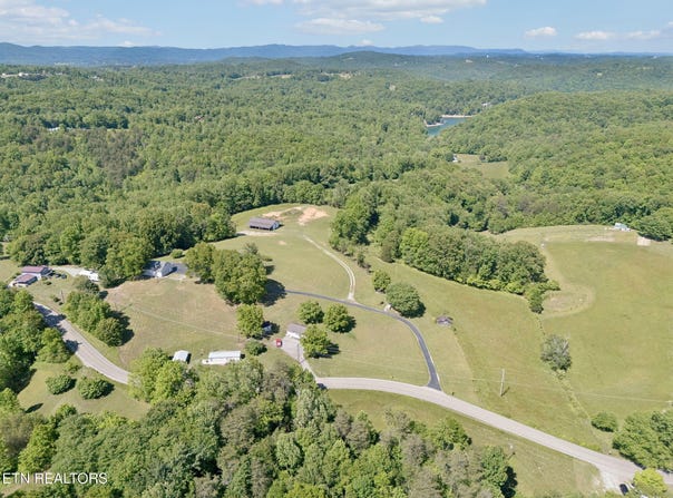 2245 Pinecrest Rd, Jacksboro, TN 37757