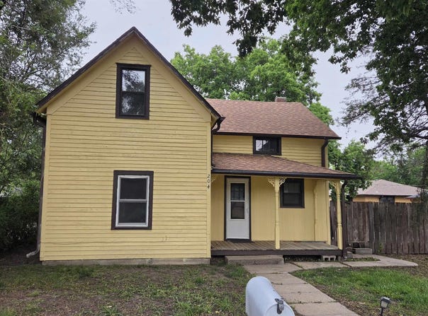 204 E Concord Ave, Holyrood, KS 67450