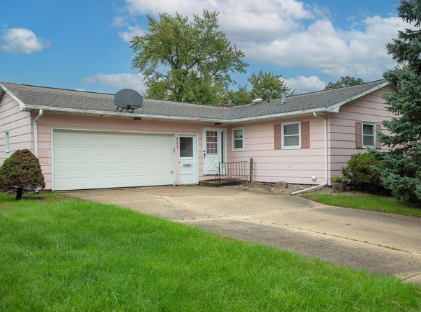802 11th Ave NW, Waverly, IA 50677