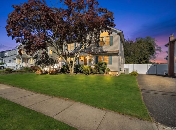 33 Mohawk Drive, North Babylon, NY 11703