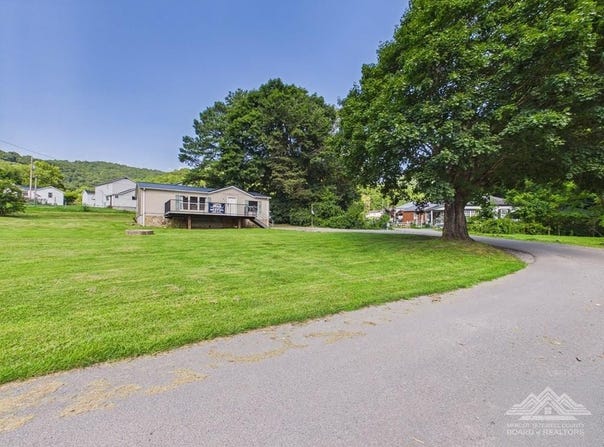 59 WHISTLE POST CIR, CRUMPLER, WV 24868