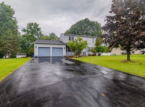 7679 Glenview Drive, Syracuse, NY 13212