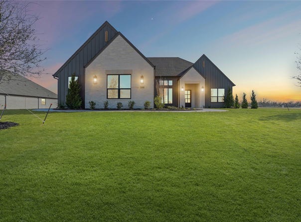 1100 Beginnings Drive, Granbury, TX 76049