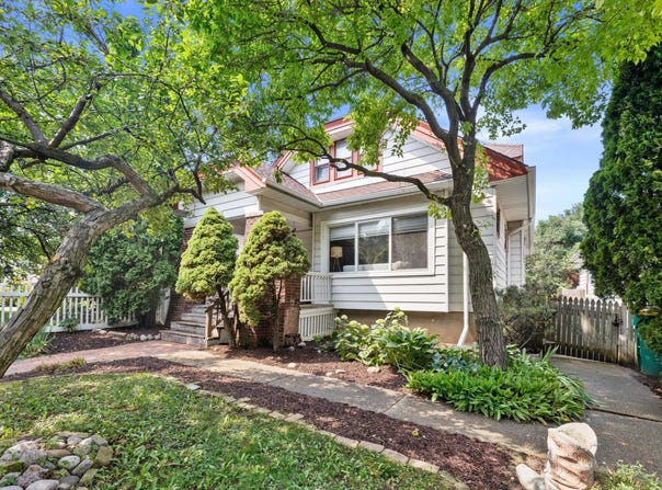 1816 E Beverly Rd, Shorewood, WI 53211