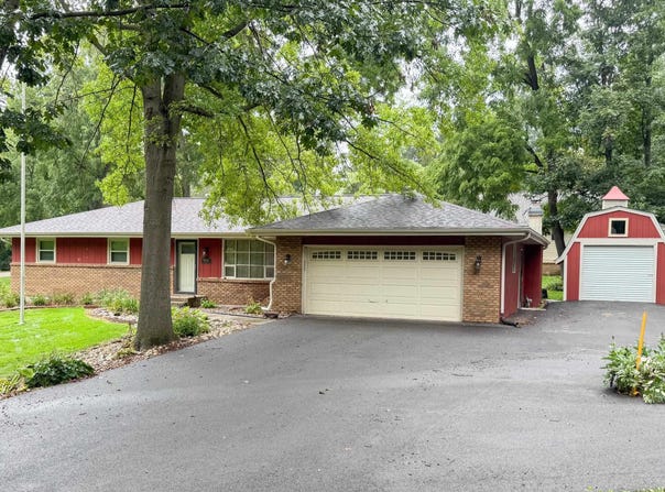 8482 N CREEK RD, ROSCOE, IL 61073