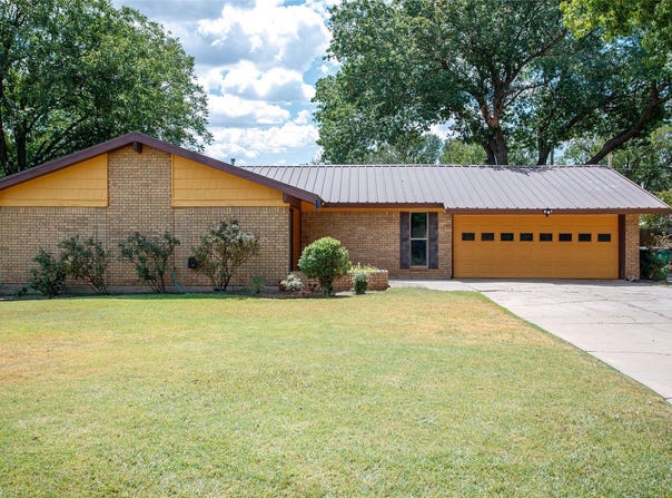 1009 W Edwards, Olney, TX 76374