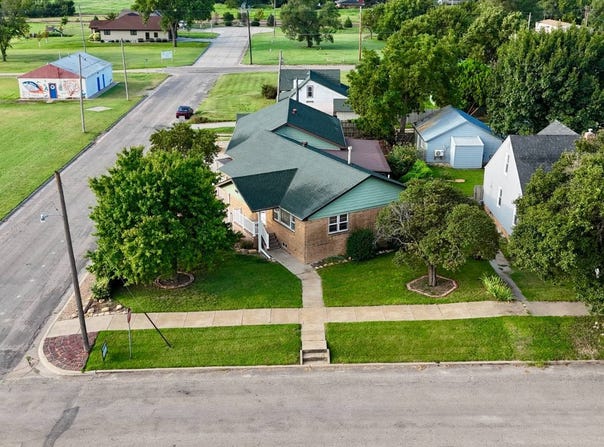 714 E South St, Beloit, KS 67420