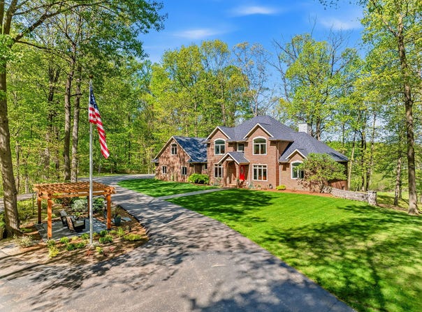 2099 E Clear Lake Road, Buchanan, MI 49107