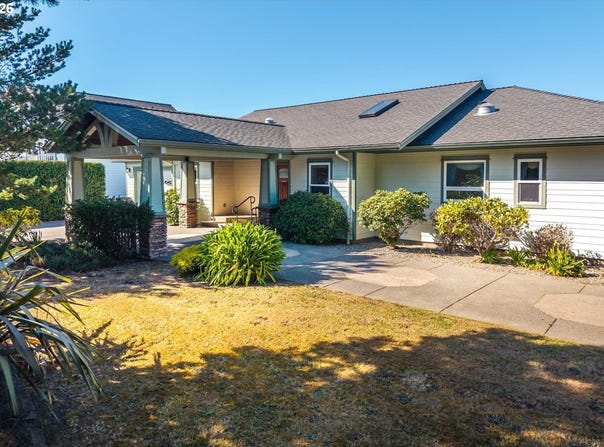 277 10th St SE, Bandon, OR 97411