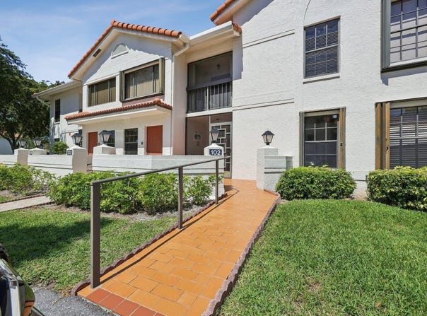 9681 E Sills Dr E, Boynton Beach, FL 33437
