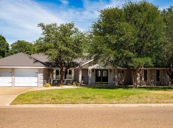 206 Navasota Dr, Plainview, TX 79072